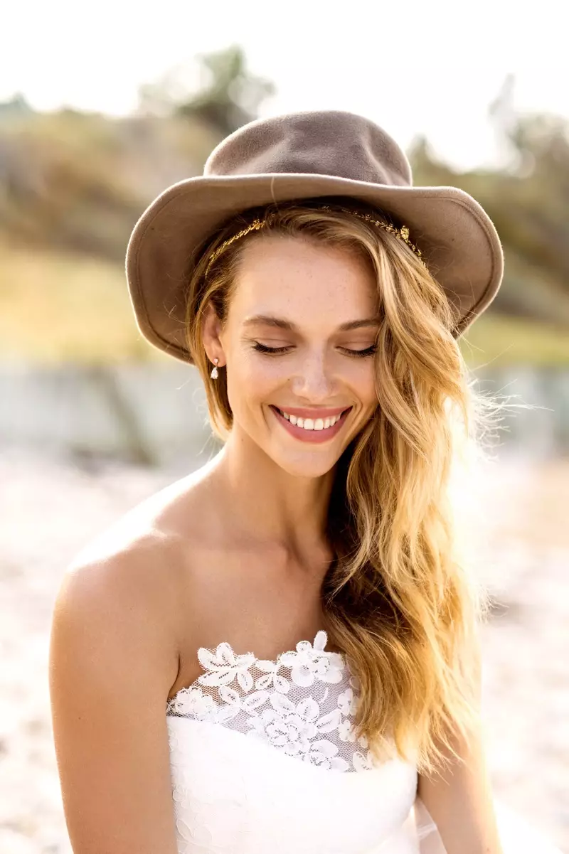 Hannah Ferguson berpose dalam riasan pengantin untuk pemotretan