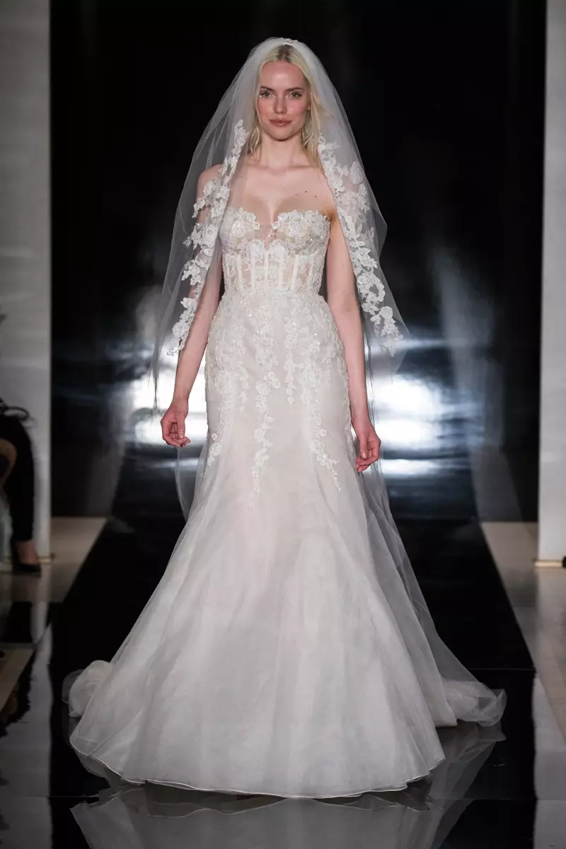 Un mannequin défile au défilé nuptial printemps 2016 de Reem Acra portant une robe en organza de soie avec de la dentelle brodée et un voile assorti