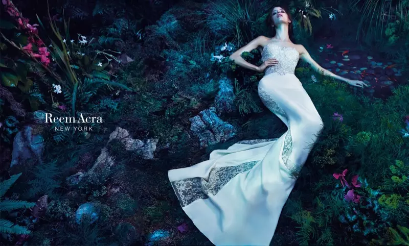 Isabelle tạo dáng trong chiếc váy thêu hoa văn của Reem Acra