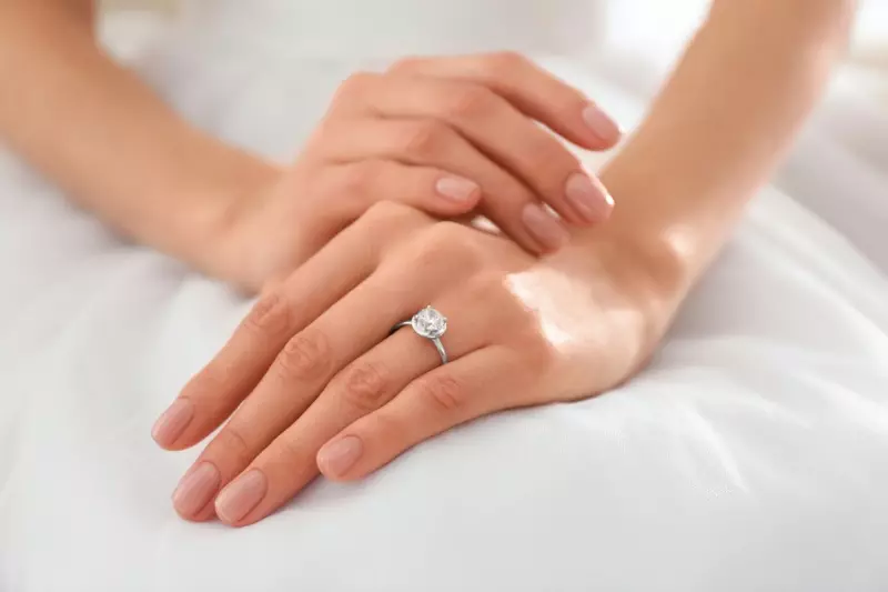 Веренички прстен са дијамантом на женским рукама