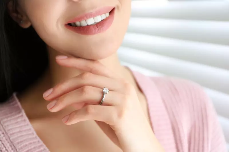 Насмејана жена ошишани веренички прстен