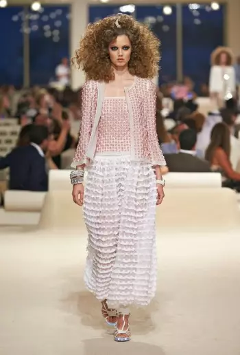 کروز 2015 کے مجموعہ کے لیے Chanel Looks East