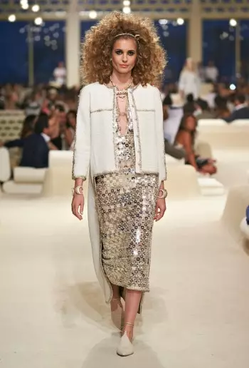 Chanel Looks East para sa Cruise 2015 Collection