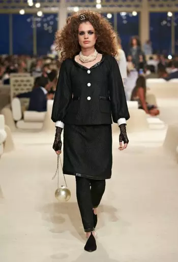 Chanel-ը նայում է դեպի արևելք Cruise 2015 հավաքածուի համար