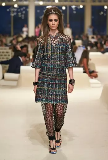 Chanel Looks East alang sa Cruise 2015 Collection