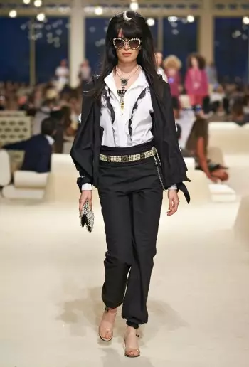 Chanel Looks East para sa Cruise 2015 Collection