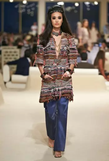 Chanel Amayang'ana Kum'mawa kwa Cruise 2015 Collection