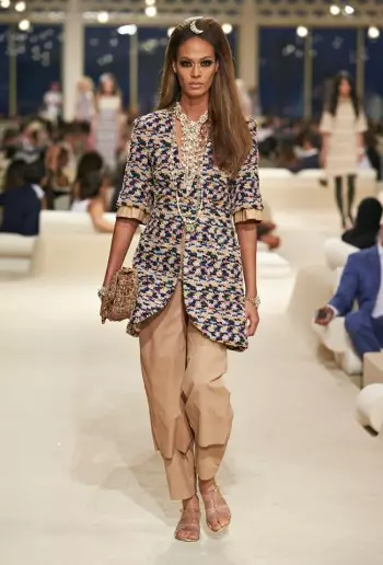 کروز 2015 کے مجموعہ کے لیے Chanel Looks East