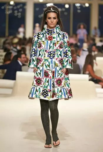 Chanel Amayang'ana Kum'mawa kwa Cruise 2015 Collection