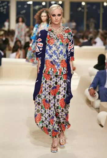 Chanel Amayang'ana Kum'mawa kwa Cruise 2015 Collection