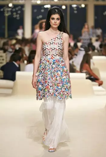 Chanel Looks East alang sa Cruise 2015 Collection