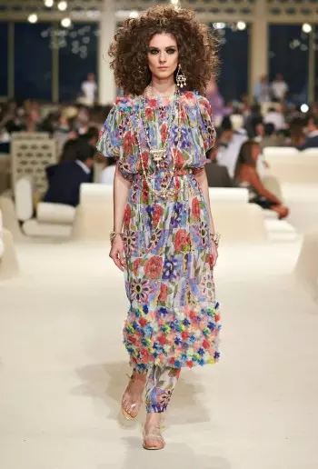 Chanel 2015 оны аялалын цуглуулгад зориулж зүүн тийшээ харж байна