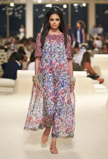 Chanel Amayang'ana Kum'mawa kwa Cruise 2015 Collection