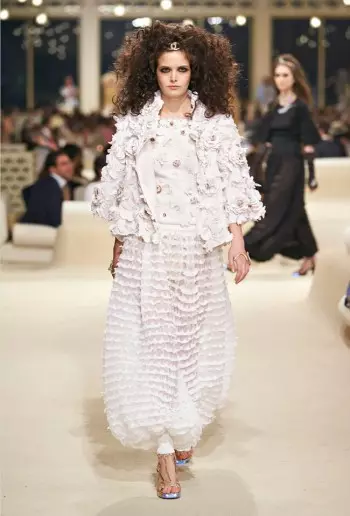 Chanel Cruise 2015 Kolleksiyası üçün Şərqə Baxır