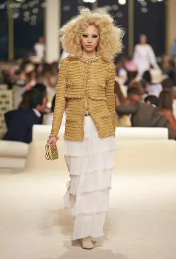 Chanel Looks East alang sa Cruise 2015 Collection