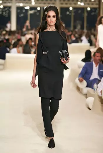 Chanel Cruise 2015 Kolleksiyası üçün Şərqə Baxır