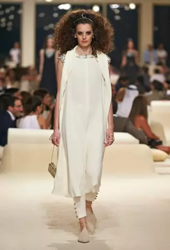 Chanel Cruise 2015 Kolleksiyası üçün Şərqə Baxır