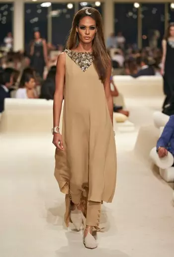 کروز 2015 کے مجموعہ کے لیے Chanel Looks East