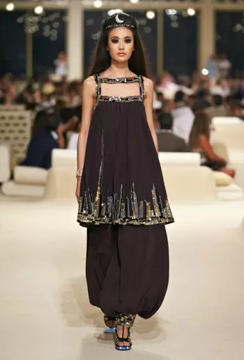 Chanel, Cruise 2015 kolleksiýasy üçin gündogara seredýär