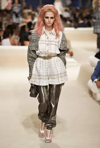 Chanel Cruise 2015 Kolleksiyası üçün Şərqə Baxır