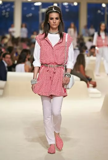 کروز 2015 کے مجموعہ کے لیے Chanel Looks East