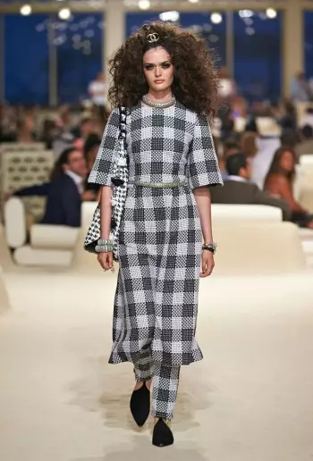 Chanel Cruise 2015 Kolleksiyası üçün Şərqə Baxır