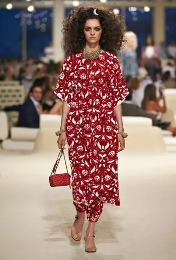 Chanel Looks East for Cruise 2015 مجموعو