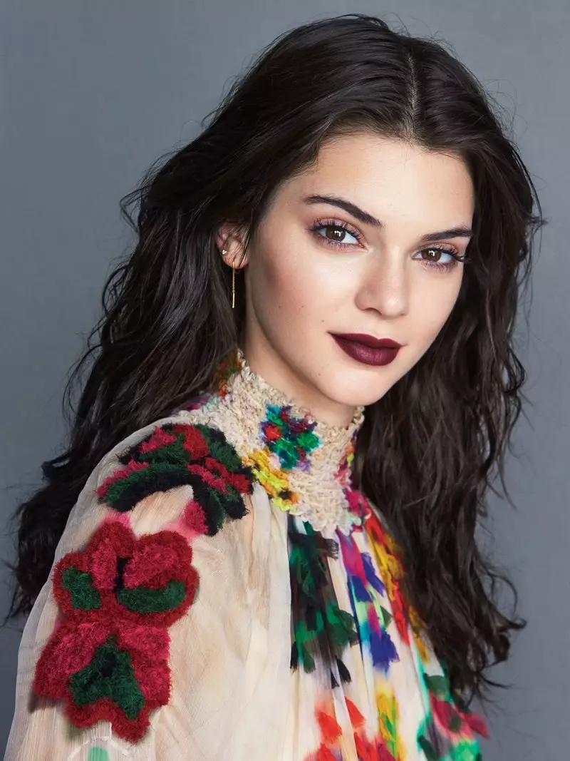 Kendall Jenner ፕለም ባለ ቀለም ሊፕስቲክ ከ Chloe ቀሚስ ጋር ለብሷል