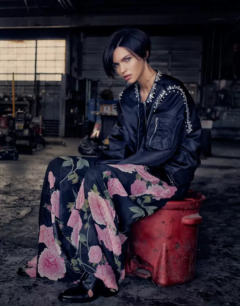 Ruby Rose pozuje w kurtce Givenchy, spódnicy Giambattista Valli i butach 3.1 Phillip Lim