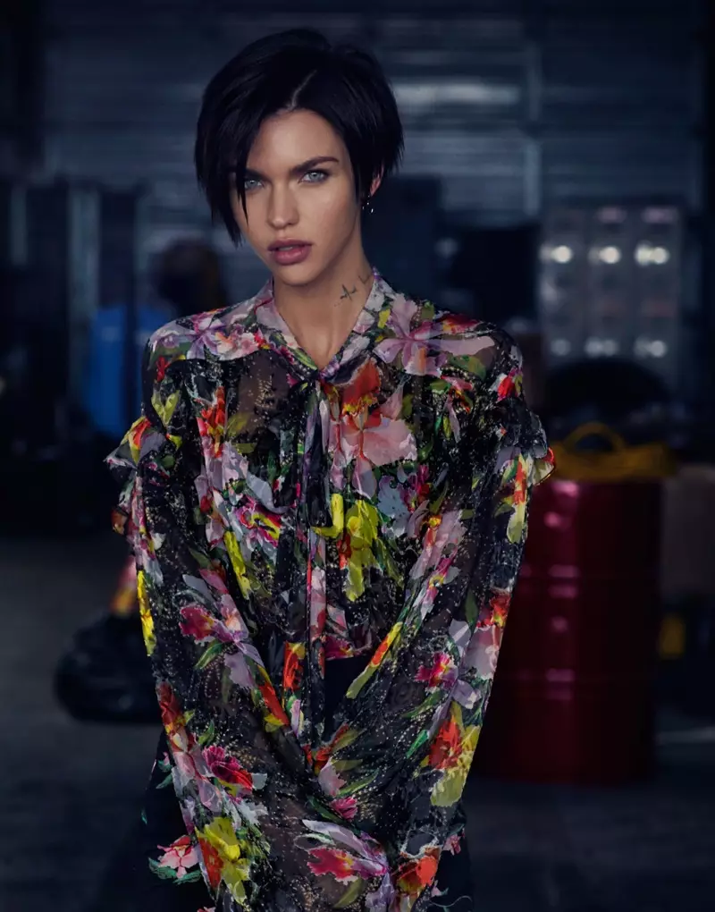 Ruby Rose poséiert am Preen vum Thornton Bregazzi Blumendruckbluse a Rock