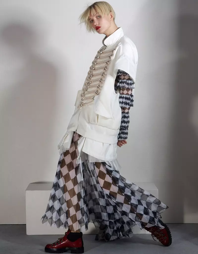 Карлі Клос пазіруе ў вялікіх сілуэтах для Vogue China