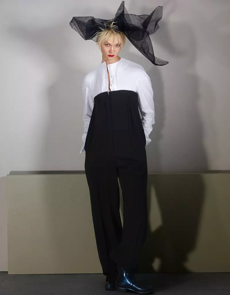 Karlie Kloss nọ na silhouettes buru ibu maka Vogue China