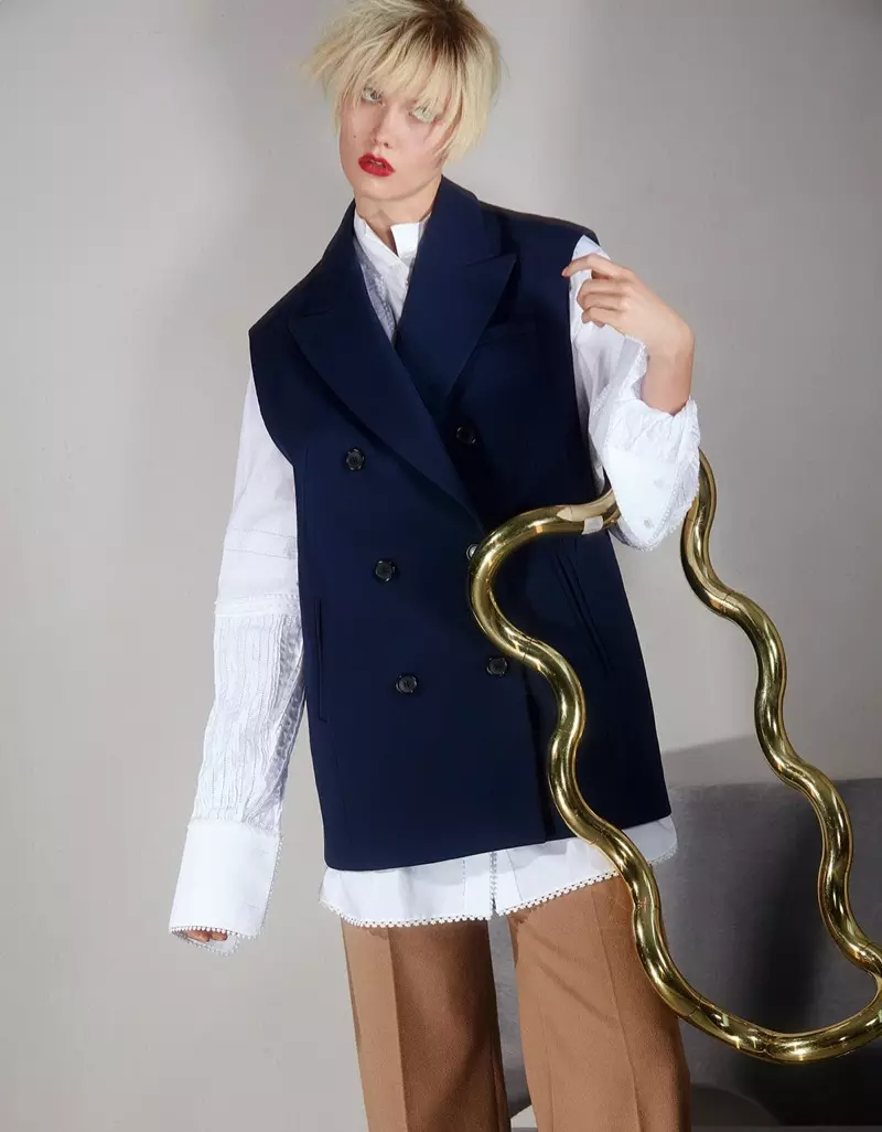 Karlie Kloss သည် Vogue China အတွက် အရွယ်အစားကြီးသော Silhouettes များတွင် သရုပ်ဆောင်ခဲ့သည်။