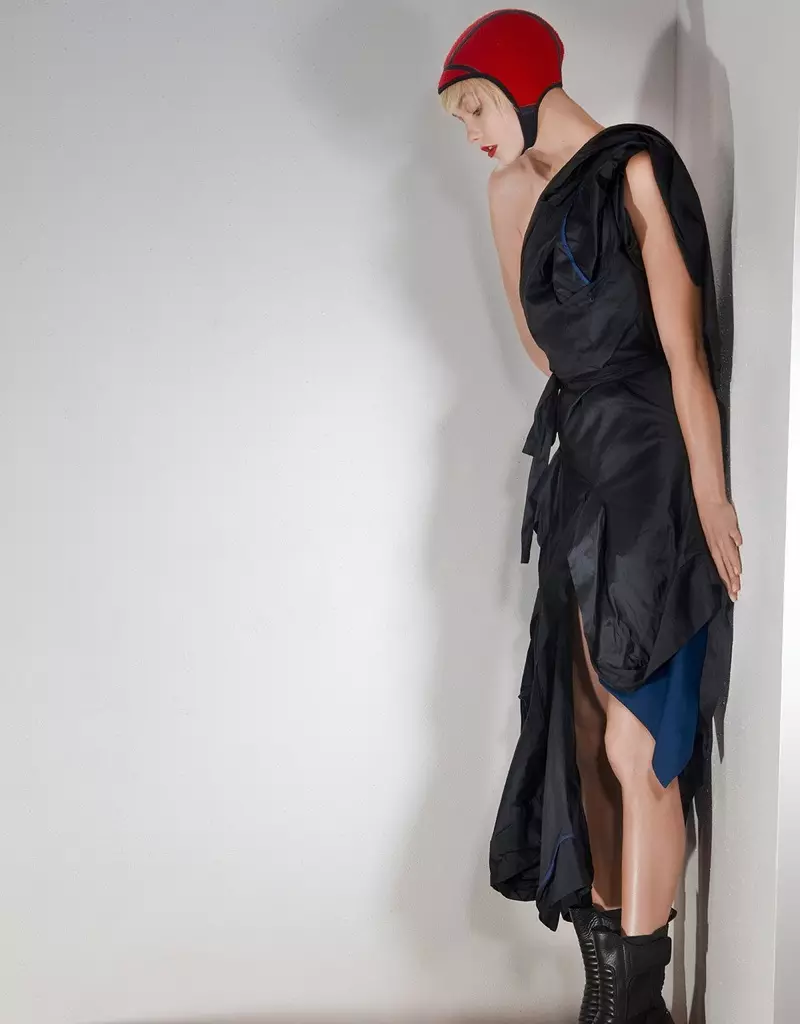 Si Karlie Kloss Poses sa Dakong Silhouette para sa Vogue China