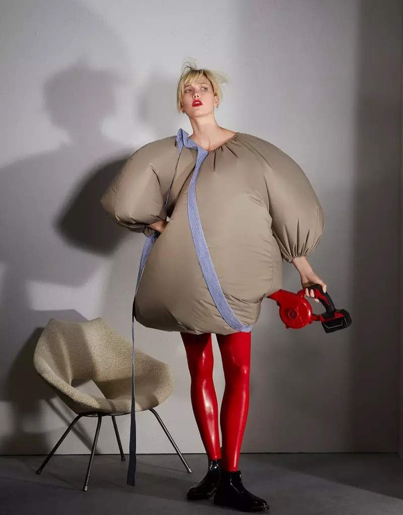 Karlie Kloss posa amb siluetes grans per a Vogue Xina