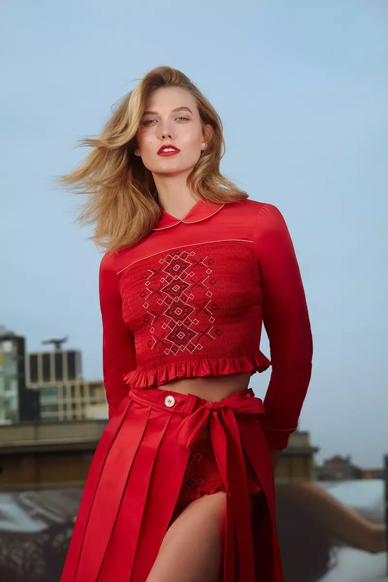 Karlie Kloss pozuoja dideliais siluetais „Vogue China“.