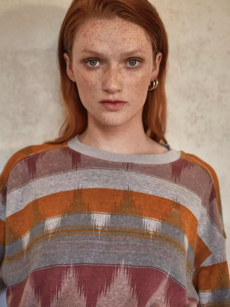 Emi Reed nyomtatott pulóvert visel a Prana 2019-es őszi-téli kampányában