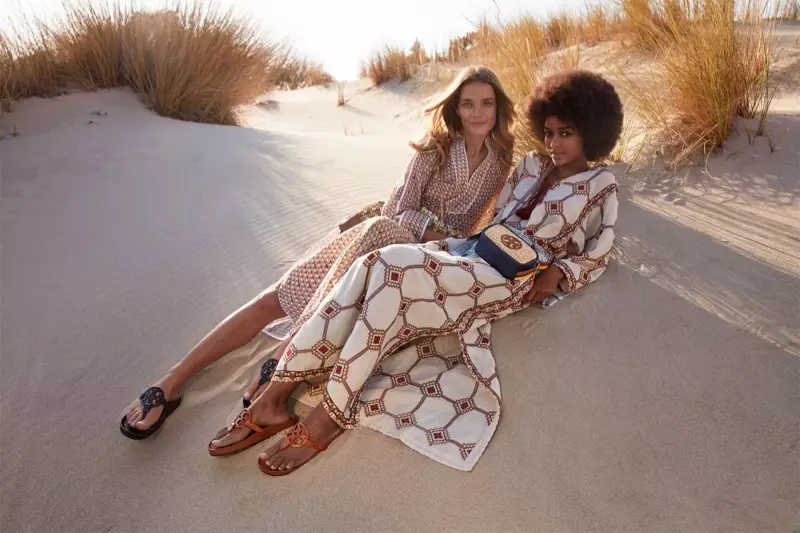 Natalia Vodianova dan Blesnya Minher bergambar di pantai untuk kempen musim bunga-musim panas 2021 Tory Burch.