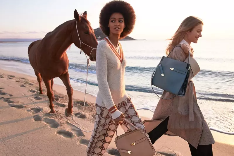 Uma imagem da campanha publicitária de primavera de 2021 de Tory Burch.