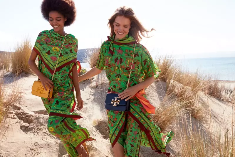 Tory Burch imposta la campagna primavera-estate 2021 sull'isola greca di Elafonisos.