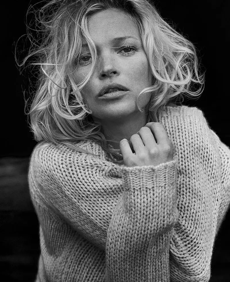 Kasempetan, Kate Moss posing dina baju haneut Jean Naked Cashmere