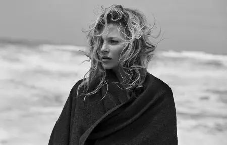 Kate Moss e Na'o le Maofa i le Naked Cashmere Campaign