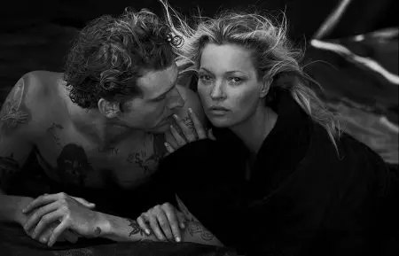 Kate Moss anongo shamisa muNaked Cashmere Campaign