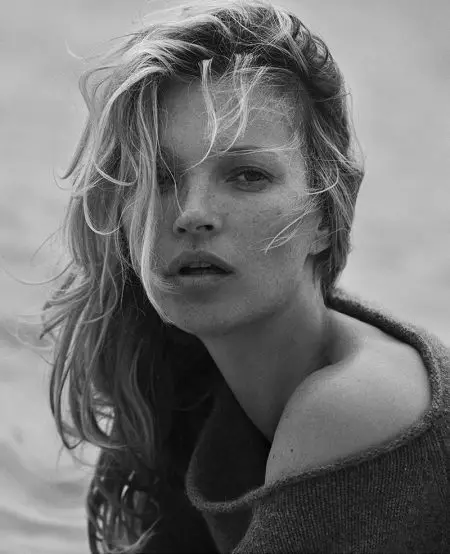 Si Kate Moss ay Simply Stunning sa Naked Cashmere Campaign