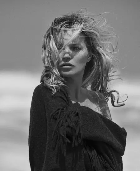 Kate Moss está simplesmente deslumbrante em campanha de caxemira nua