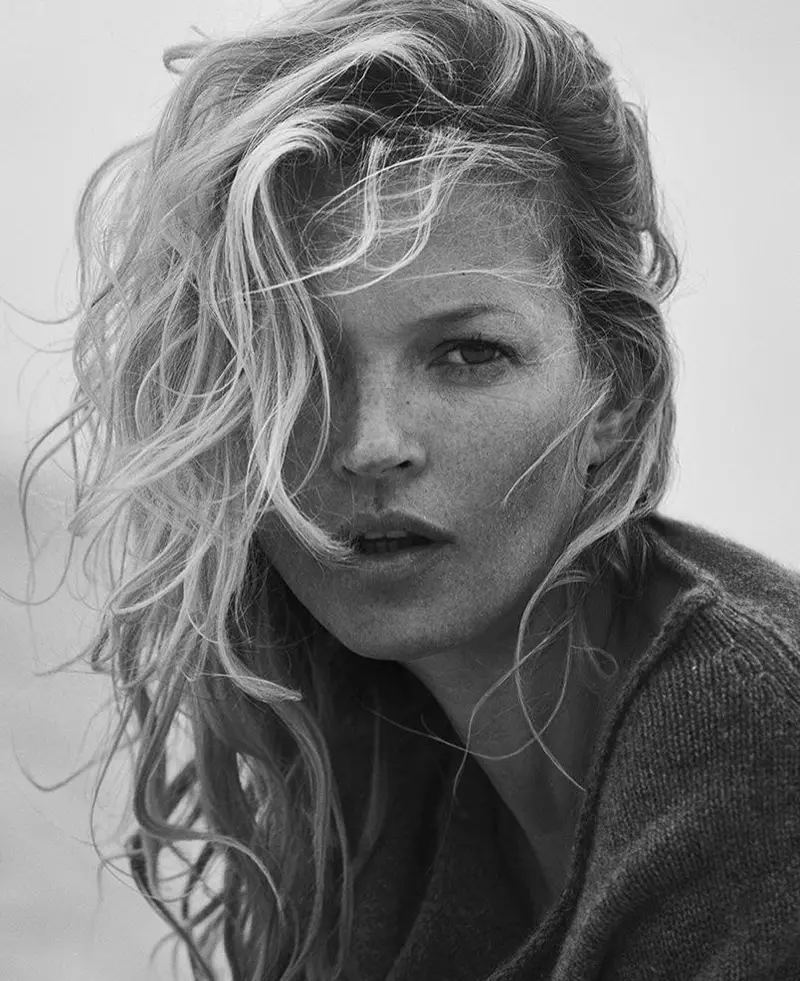 Kate Moss klæðist hári sínu í strandbylgjum fyrir Naked Cashmere auglýsingaherferðina