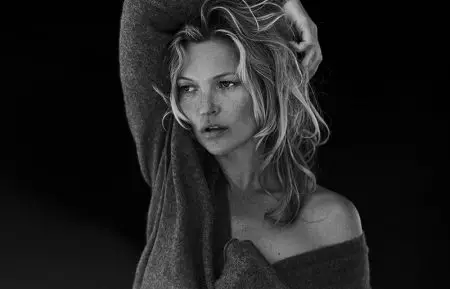 Kate Moss သည် Naked Cashmere Campaign တွင် ရိုးရှင်းစွာ ရင်သပ်ရှုမောဖွယ်ကောင်းသည်။