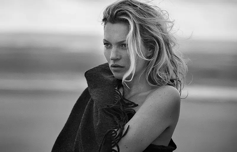 Kate Moss modela un xal amb serrells Georgia de Naked Cashmere