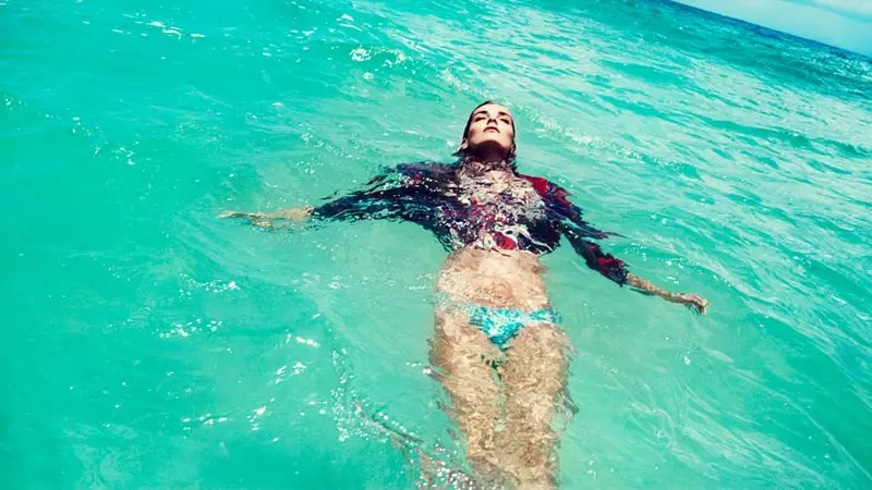 丹妮莎·德沃拉科娃 (Denisa Dvorakova) 在齐默尔曼 (Zimmermann) 的 2013 年游泳广告大片中闷烧