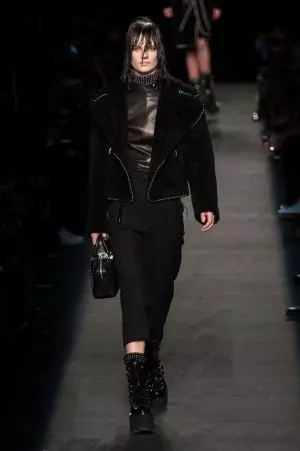 Alexander Wang crea look spigolosi e rock per l'autunno 2015